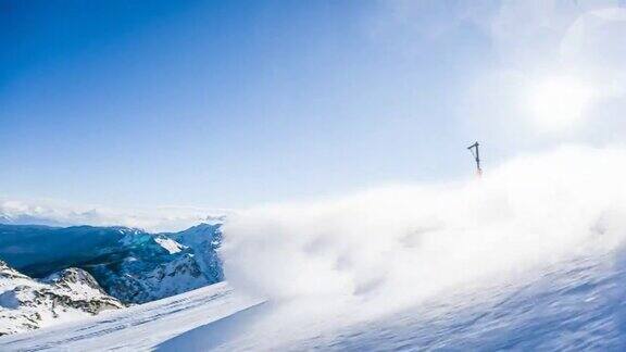 滑雪板运动员在滑雪道上滑行在转弯时喷着雪背景是山脉