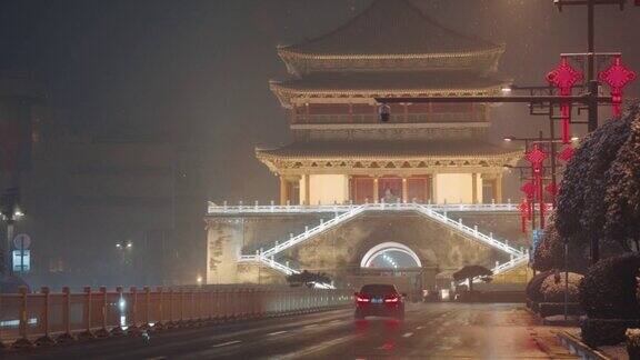 中国雪夜的西安钟楼