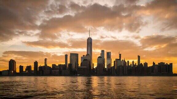美国曼哈顿下城纽约市上空戏剧性的日出