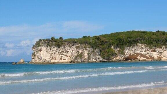 澳门海滩碧蓝的海水和石崖