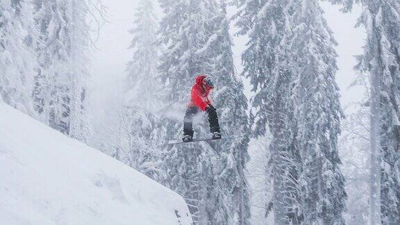 滑雪板跳跃周围是积雪覆盖的树木