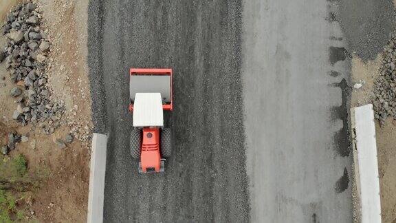 无人机拍摄的正在施工现场的压路机压实沥青