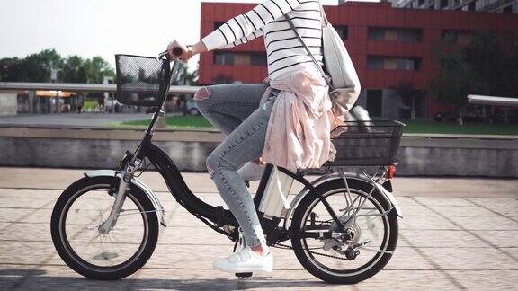 女孩骑电动自行车