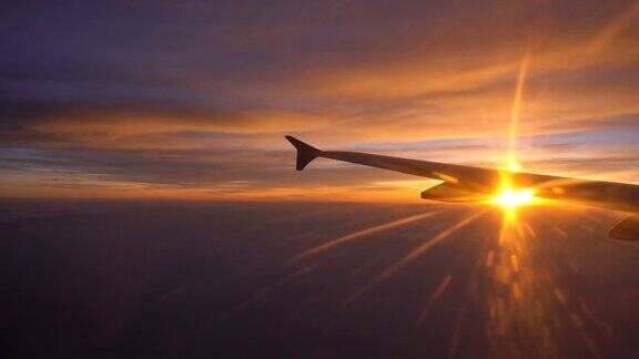 日落飞行与飞机机翼从飞机窗口