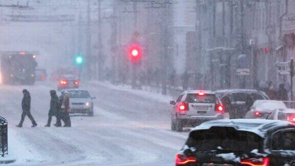 高美尔、白俄罗斯城市交通在苏维茨卡亚街在冬季雪夜时间