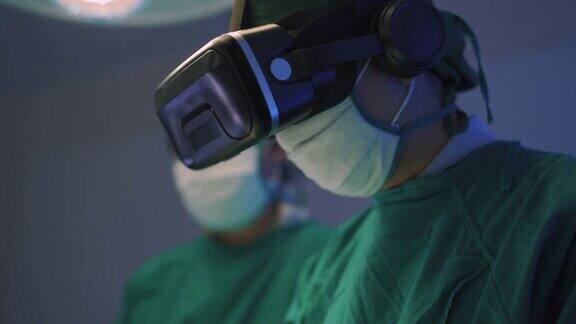 医生戴着虚拟现实眼镜在手术室与病人交谈