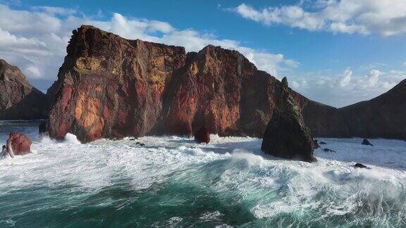 圣洛伦索蓬塔马德拉岛东部的海角自然的度假胜地日落时分的步道俯视图葡萄牙马德拉海洋中的岩石悬崖
