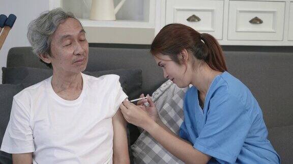 护理护士在家给亚洲老年男性注射药物的场景家庭保健