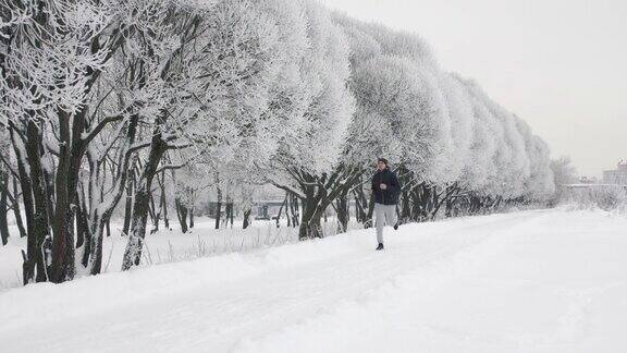 冬天下雪时在公园里独自跑步