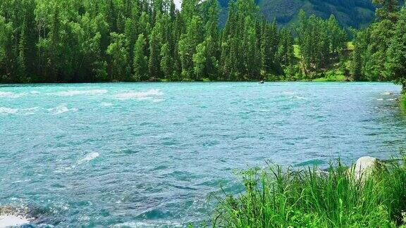 清澈的河流是新疆的自然风光