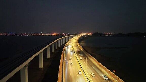 夜间的交通桥梁