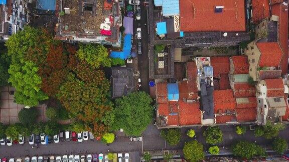 中国白天时间武汉市生活街区屋顶停车场航拍全景4k