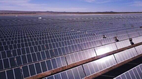 莫哈韦沙漠中巨大的太阳能电池板阵列-鸟瞰图