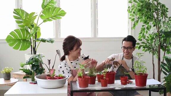 幸福的亚洲夫妇一起享受家庭园艺