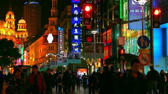 中国上海南京路的广告牌和霓虹灯