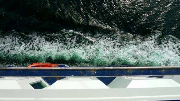 船首波浪从一个大渡船在水中移动