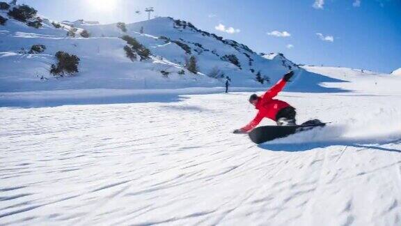 在白雪皑皑的山上迎着天空滑雪