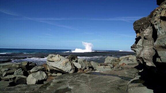 宽镜头海浪在海岸