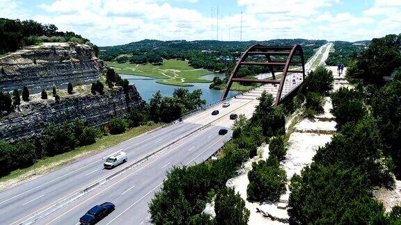 深视角在Pennybacker桥也被称为360桥德克萨斯州山国家奥斯汀地标悬索桥上的石灰岩俯瞰悬崖