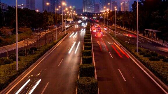 时光流逝现代建筑背景下的夜间汽车交通厦门中国