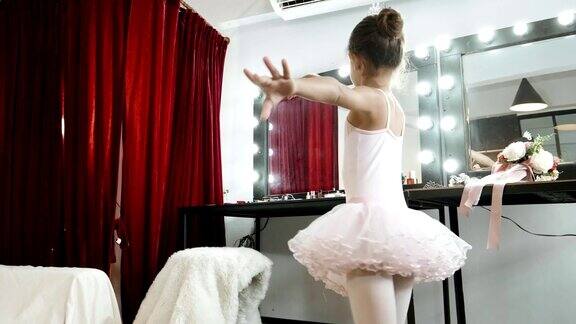 年轻的芭蕾舞演员穿着白色的芭蕾舞短裙跳舞