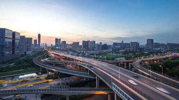 日落时分现代城市中城的路口