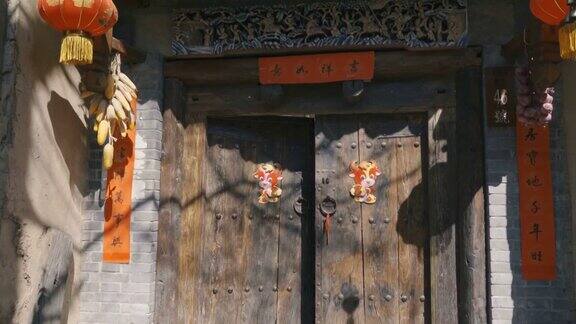 春节期间中国传统建筑的大门