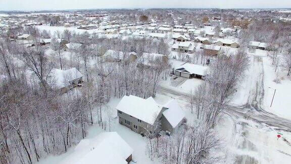 美国小镇刚刚下起暴风雪