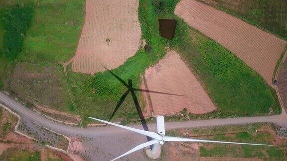 鸟瞰图风力涡轮机生产电力和更好的世界
