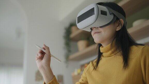 Metaverse年轻女性戴着虚拟现实头盔或VR眼镜