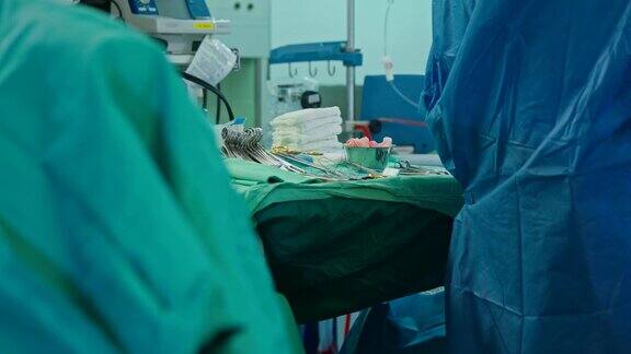 医生从手术台上拿起手术设备