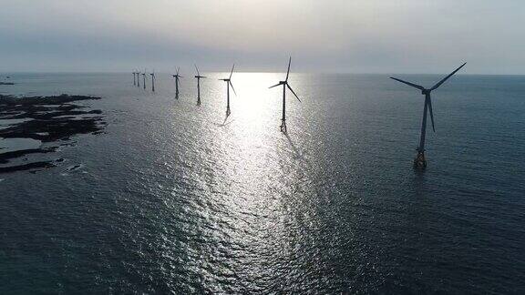 韩国济州岛亚洲海上风电场景观配有航空涡轮机的海景