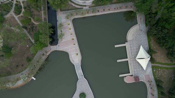 航拍无人机向前飞行相机指向公园的湖面