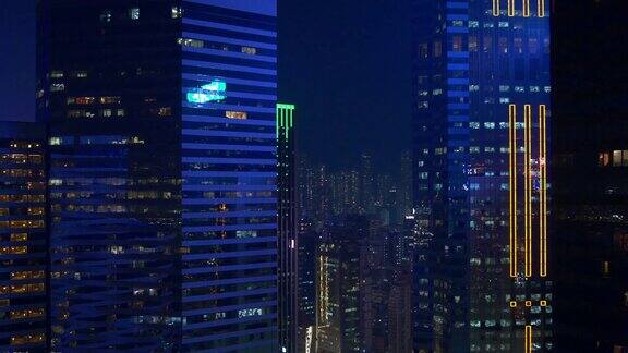 夜间灯光照亮香港市中心海湾大厦倒影屋顶全景4k中国