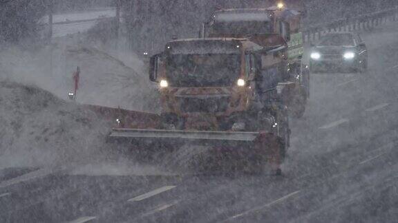 暴风雪中扫雪机在高速公路上行驶