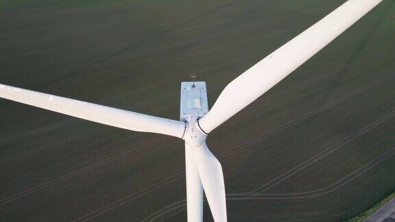 风力发电厂鸟瞰图风力涡轮机的特写可再生能源绿色能源全景上升的摄像机运动14版