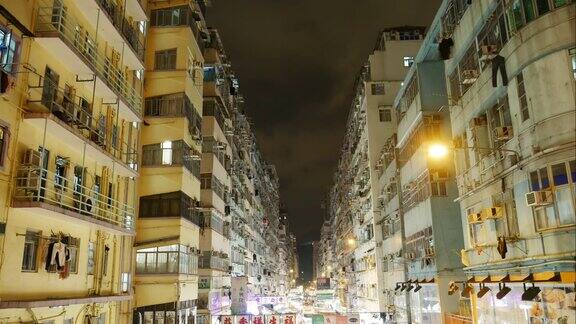 香港的夜市和公寓楼