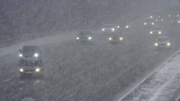 在暴风雪中汽车在高速公路上行驶