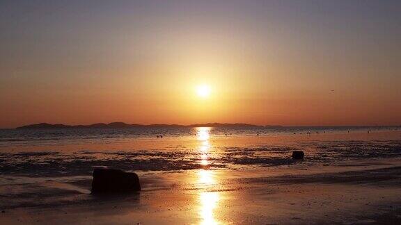 美丽的日落景色红色的太阳落在海边