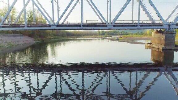 空中拍摄的山间河上铁路桥