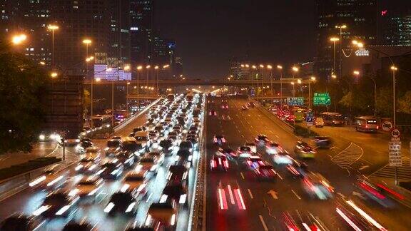间隔拍摄中国北京城市立交桥夜间交通流量