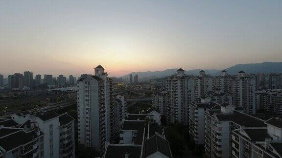 高视角-捕捉城市住宅区拍摄日落