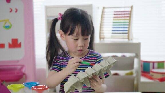 年轻女孩手工制作纸工艺品供家庭教育
