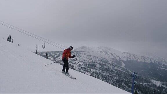 专业滑雪者在滑雪胜地的山上滑下陡峭的雪坡