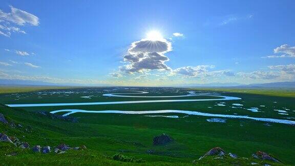 新疆弯曲的河流和绿色的草原与天空的云彩风景