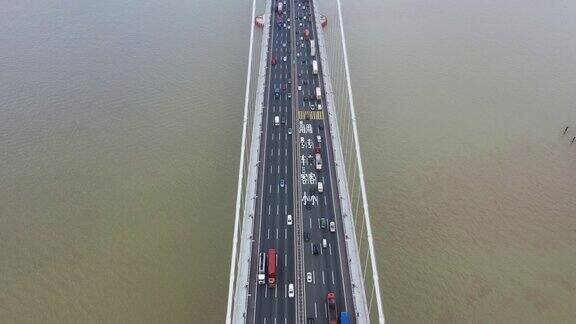 跨海大桥上的交通流量