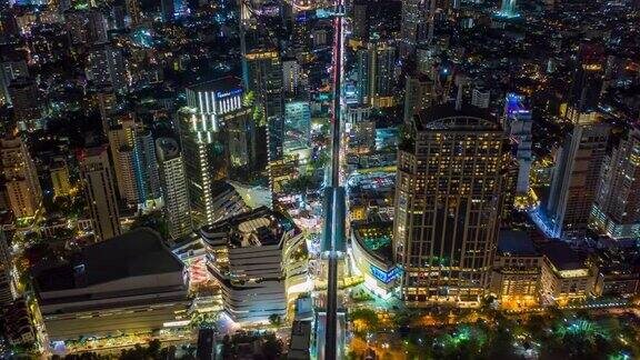 曼谷素坤逸区摩天大楼的曼谷地标性金融商业区夜间全景图