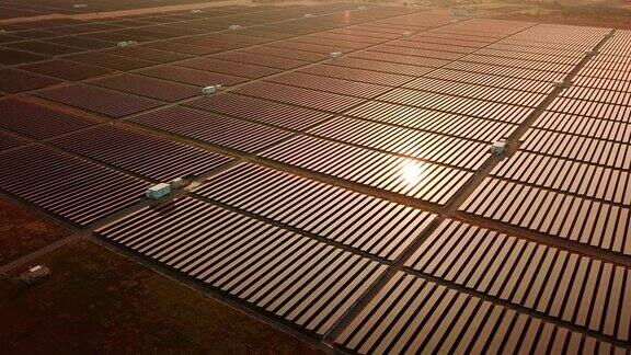太阳能鸟瞰图替代能源太阳能站农场在日落时间