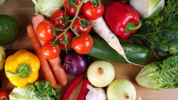 厨房桌子上的健康蔬菜