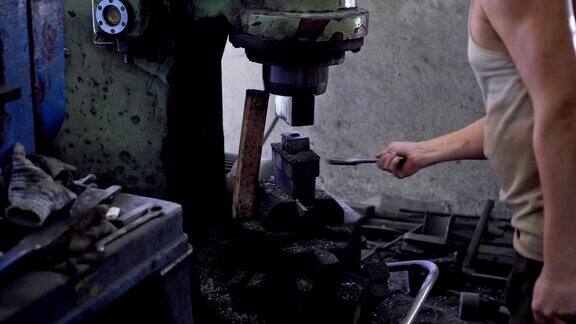 铁匠:用液压机成型一块铁